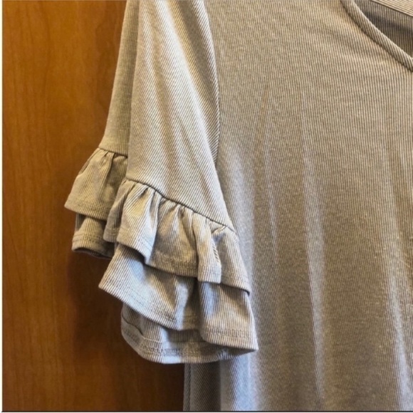 Francesca's Ruffle Detail Top Size Medium. - Picture 4 of 8